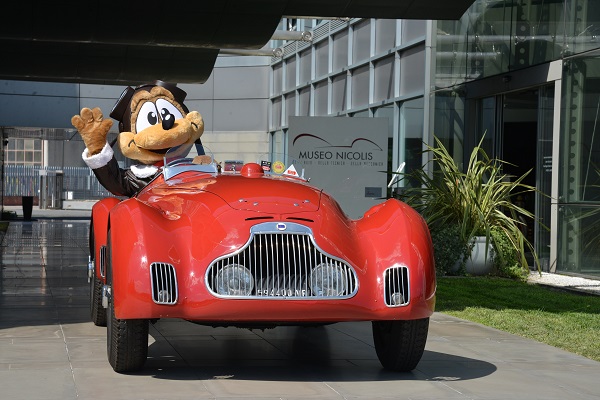 Museo Nicolisla mascotte Freccia su Lancia Astura